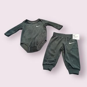 Nike Baby Dark Green Velour Body Suit And Pants Set Size 6 Months